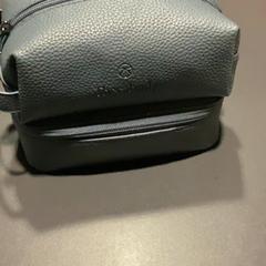 Sac à cosmétiques Grey B, a été signalé par MEININGER Hotel Salzburg City Center utilisant iLost