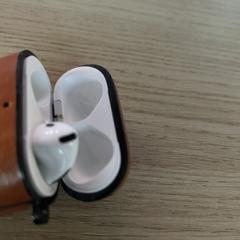 Airpods case met 1 oortje، كما تم الإبلاغ عنه عبر iLost