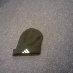 قبعة صغيرة Adidas، كما تم الإبلاغ عنه بواسطة SnowWorld Landgraaf عبر iLost