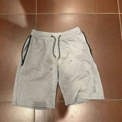 Pantalons curts grijs, segons ha informat WestCord Hotel Eindhoven mitjançant iLost