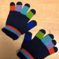 Handschoenen kind, amint azt Pathé Helmond az iLost segítségével jelentette.