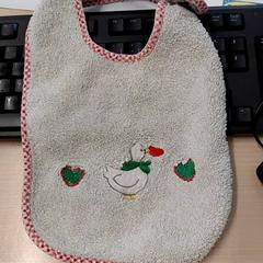 Bib Gris et rouge avec canard, segundo informou IKEA Brest Guipavas usando iLost