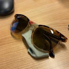 Ulleres de sol, segons ha informat Pathé Spuimarkt mitjançant iLost