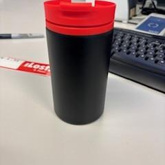 Beker zwart met rood, zoals gemeld door ACTA met iLost