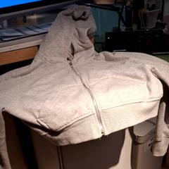 Camisola com capuz, como reportado por IKEA Villiers-sur-Marne utilizando o iLost