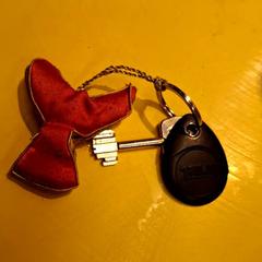 Kulcsok Cle +badge, amint azt IKEA Paris Nord Roissy az iLost segítségével jelentette.