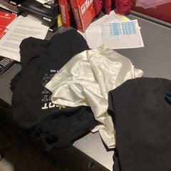 Clothes White black, jak nahlášeno MEININGER Hotel Salzburg City Center pomocí iLost