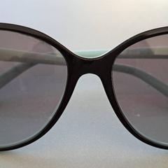 Eguzkitako betaurrekoak, gisa salatu by Madurodam iLost erabiliz