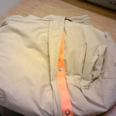 Veste beige, a été signalé par Bobbejaanland utilisant iLost