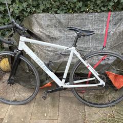 Witte racefiets Triban がiLostに報告されました
