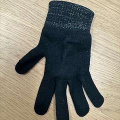 グローブ zwart met glitters, gebreid がiLostで IKEA Duiven によって報告されました