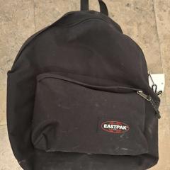 Zaino zwart Eastpak, come riportato da Regio West-Vlaanderen utilizzando iLost