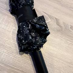 Guarda-chuva dobrável paraplu, como reportado por EBS Tramplein utilizando o iLost