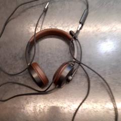 Auriculares, segundo informou Rotterdam The Hague Airport usando iLost