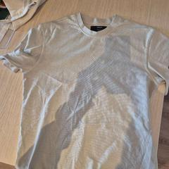 Camicie, come riportato da Amsterdam ID Aparthotel utilizzando iLost