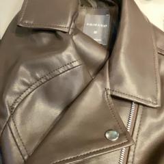 Kleidung Brown leather jacket, gemeldet von MEININGER Hotel Munich Olympiapark über iLost