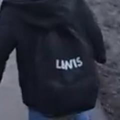Zwarte rugzak met LEWIS, amint azt az iLostnak jelentették.