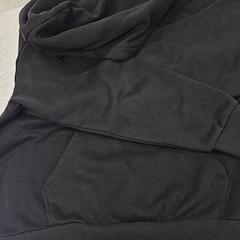 Camisola com capuz, como reportado por IKEA Bratislava utilizando o iLost
