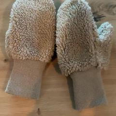 Luvas, segundo informou MEININGER Hotel Köln West usando iLost