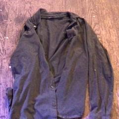 Blúz Donker groen, amint azt De Heeren van Aemstel az iLost segítségével jelentette.