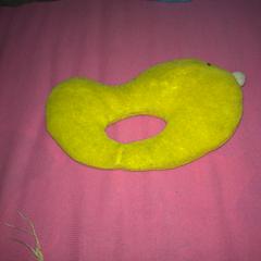 knuffel eend met rammeltje, ongeveer 15 cm. breed, 10 cm. hoog, naam: " Duckybeau"