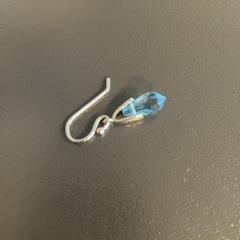 Pendiente Silber Ohrring mit blau Kristall, ha sido reportado por MEININGER Hotel Dresden Zentrum con iLost
