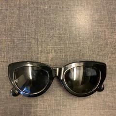 Zonnebril Black, zoals gemeld door MEININGER Hotel Brussels City Center met iLost