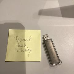 Usb 스틱, iLost를 사용하여 MEININGER Hotel Paris Porte de Vincennes에 보고됨