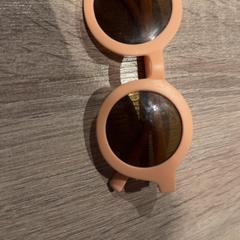 색안경 Kinderzonnebril, iLost를 사용하여 Van der Valk Hotel Apeldoorn - De Cantharel에 보고됨