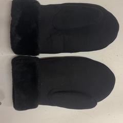 Kesztyű, amint azt GVB az iLost segítségével jelentette.