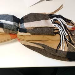 Kleding Sjaal, como reportado por Centraal magazijn utilizando o iLost