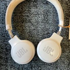 Cuffia Wit JBL, come riportato da Connexxion Amstelland-Meerlanden Schiphol Zuid utilizzando iLost