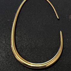 Goudkleurige, ovale ooring met opening gevonden an iLost gemeldet