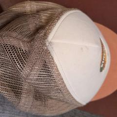 Sapka marron et blanche, amint azt TCL az iLost segítségével jelentette.