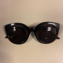 Zonnebril, segons ha informat Pathé Tuschinski mitjançant iLost