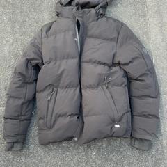 Chaqueta Zwart, maat M, ha sido reportado por Schaatsbaan Rotterdam con iLost