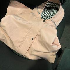 Light rose pink raincoat jacket, ako bolo nahlásené Leonardo Hotel Amsterdam Rembrandtpark pomocou iLost