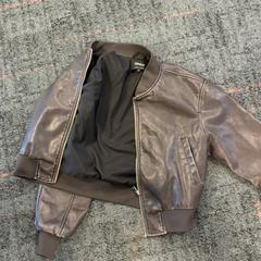 Chaqueta, ha sido reportado por Connexxion Amstelland-Meerlanden Schiphol Zuid con iLost