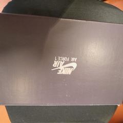 Scatole di scarpe noires, come riportato da TCL utilizzando iLost