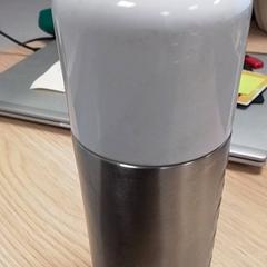 Láhev na pití Zilverkleurig, jak nahlášeno Qbuzz Fryslân pomocí iLost