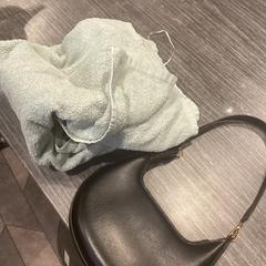 المحفظة Black purse & منشفة Green، كما تم الإبلاغ عنه بواسطة MEININGER Hotel Paris Porte de Vincennes عبر iLost