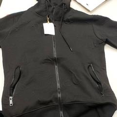 衣類 Zwarte trui がiLostで Centraal magazijn によって報告されました