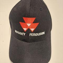 캡 zwart Massey Ferguson, iLost를 사용하여 Avonturenpark Hellendoorn에 보고됨