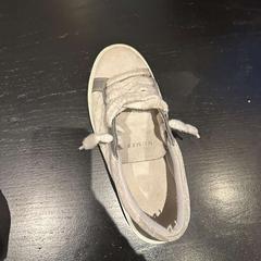 Chaussure grijs (1 van de paar), a été signalé par Van der Valk Hotel Amsterdam-Amstel utilisant iLost