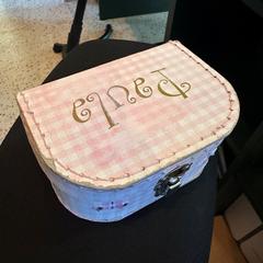 Kasten Pink, gemeldet von MEININGER Hotel Köln West über iLost