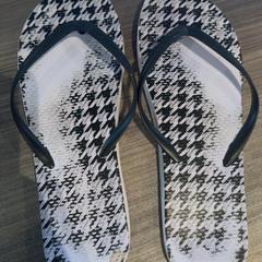 Sandals Zwart/wit, as reported by Van der Valk Hotel Haarlem using iLost