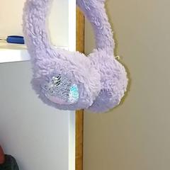 Cache-oreilles paars met oortjes, a été signalé par IKEA Utrecht utilisant iLost