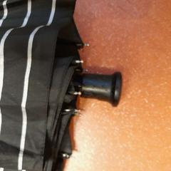 Parapluie pliant noir à rayures, a été signalé par TCL utilisant iLost