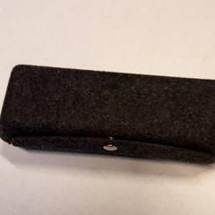 Portaocchiali con occhiali, come riportato da Qbuzz ZHN utilizzando iLost