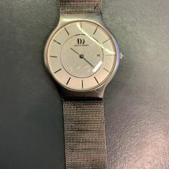 Orologio da polso, come riportato da Eindhoven Airport utilizzando iLost